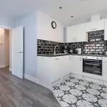 Stylish Elegant New Flat 5 Min From Elizabeth Line